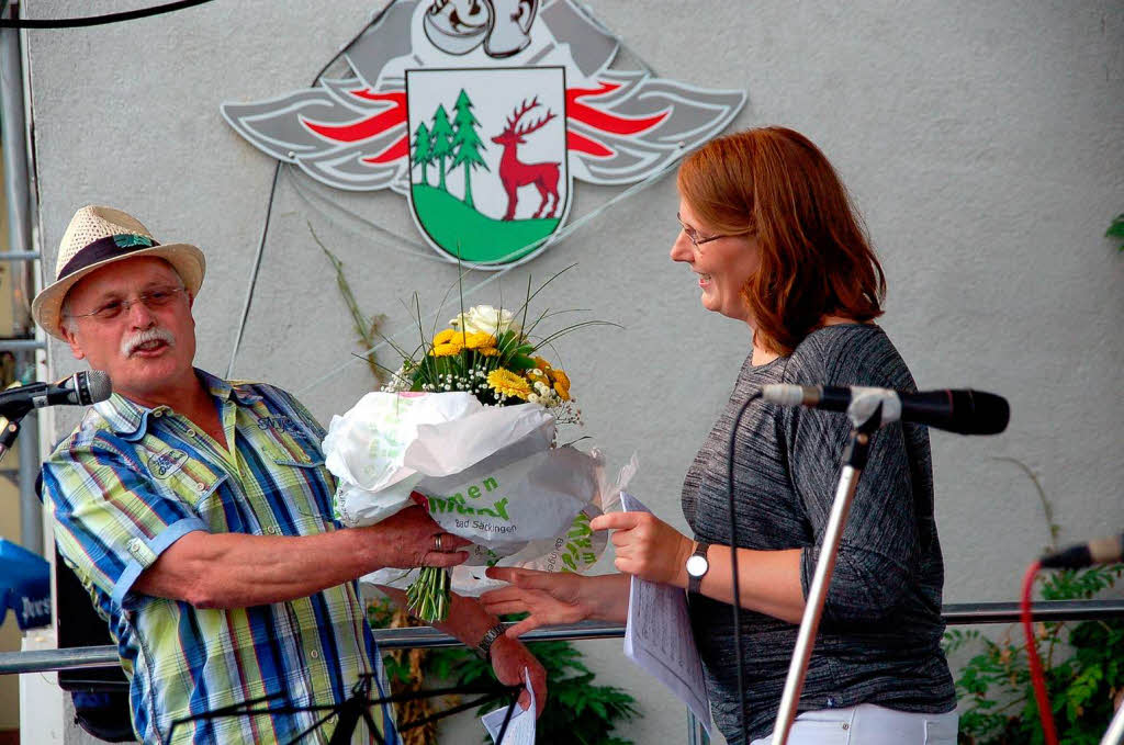 Blumen gab es von Rektor Josef Geng zum Abschied fr Grundschulchorleiterin Monika Schler. Sie wechselt nach Laufenburg.