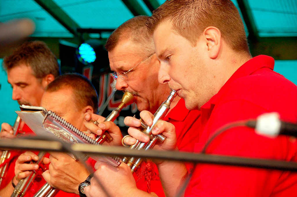 Tradition hat die Erffnung des Dorffests mit den Schalmeien des Radsportvereins Wallbach.