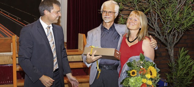 Brgermeister Michael Bruder dankte  d...fred Breisacher, hier mit seiner Frau.  | Foto: Christa Rinklin