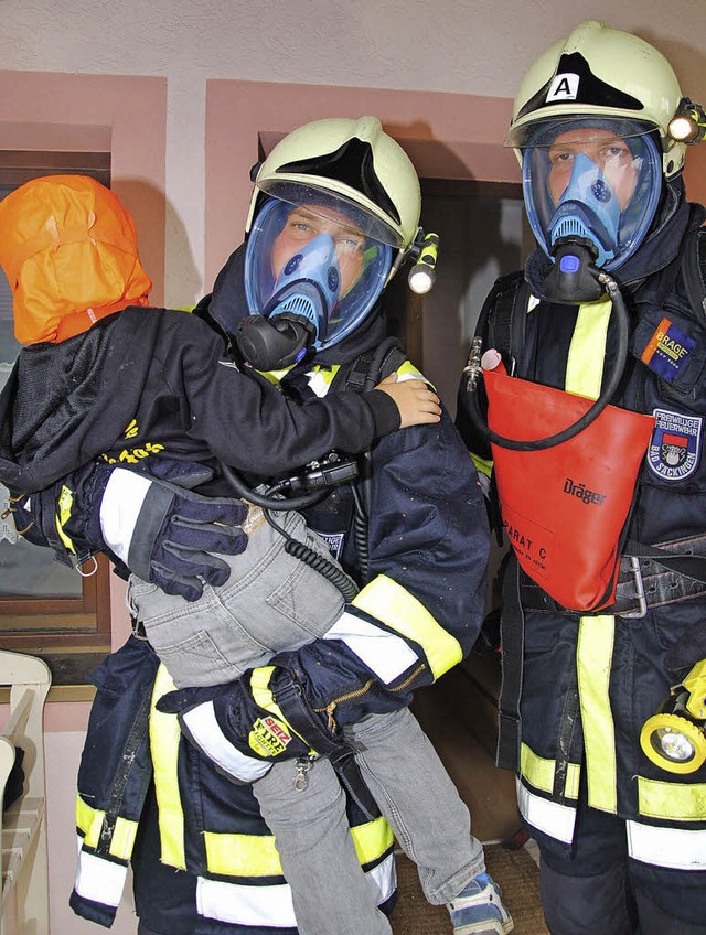 Um Menschenrettung ging es bei einer S... Grfe mit Schutzhaube in Sicherheit.   | Foto: Hans-Walter Mark