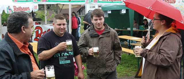 Bier schmeckt auf bei Regenwetter. Die...apriolen jedenfalls nicht verwssern.   | Foto: Hans-Jrgen Hege