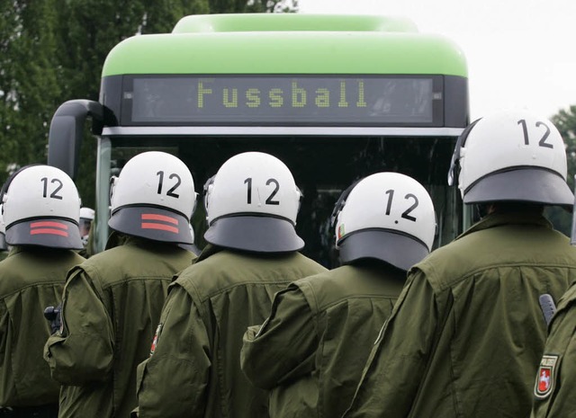 Innerhalb des Stadions sollen sich die..., auerhalb die Polizei, so Schmiedel.  | Foto: ddp