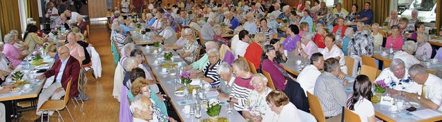 Beim Auftakt zur Senioren-Sommeraktion war das Gemeindehaus rappelvoll.   | Foto: Sedlak