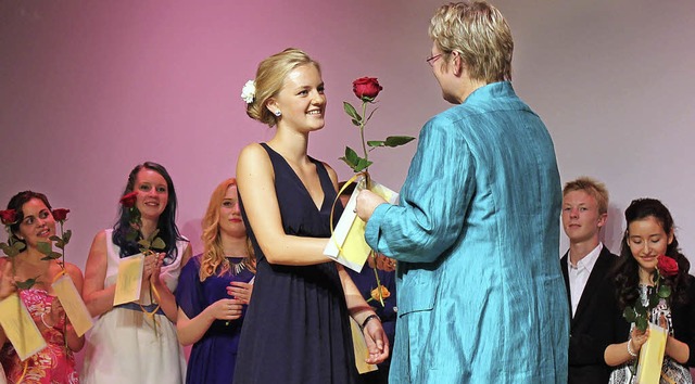 Das Abschlusszeugnis und eine Rose gab...bei der Abschlussfeier im Brgersaal.   | Foto: Luisa Koch