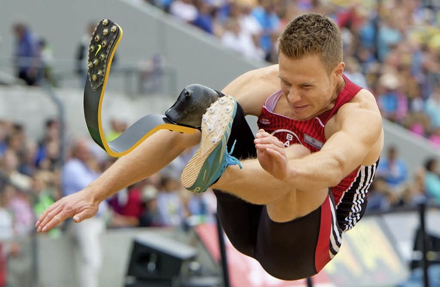 Ein Athlet mit Prothese springt  8,24 ...nichtbehinderte Athleten: Markus Rehm   | Foto: dpa