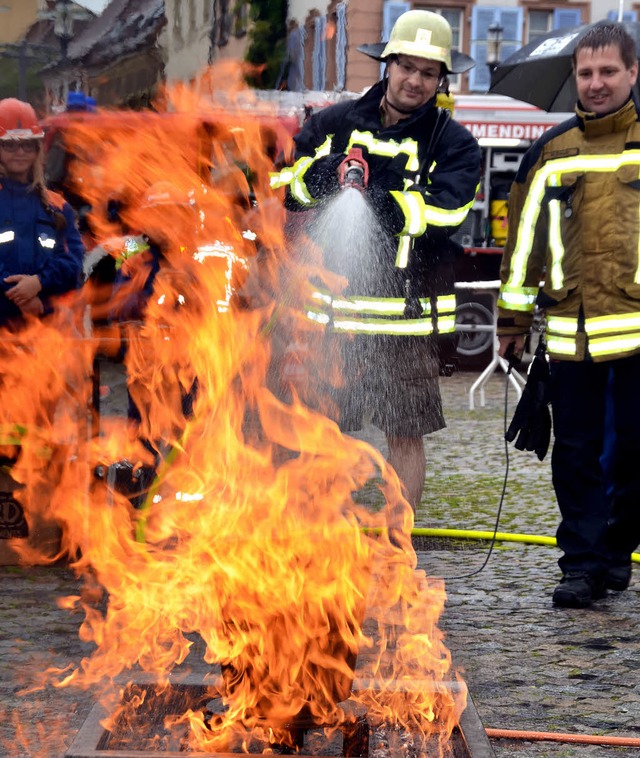 Hoch und schnell lodern die Flammen; w...rfte einen kleinen Lscheinsatz wagen.  | Foto: Sylvia-Karina JahnJahn