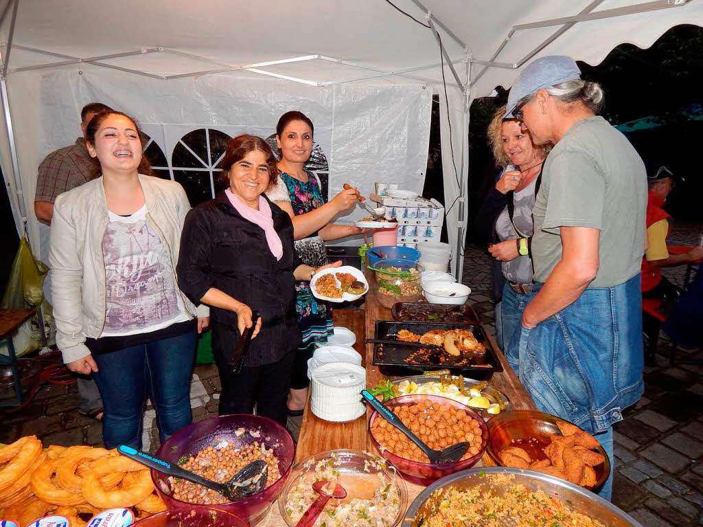 Leckeres Essen boten auch trkische Frauen zugunsten eines Hilfsprojektes fr Flchtlingskinder an.
