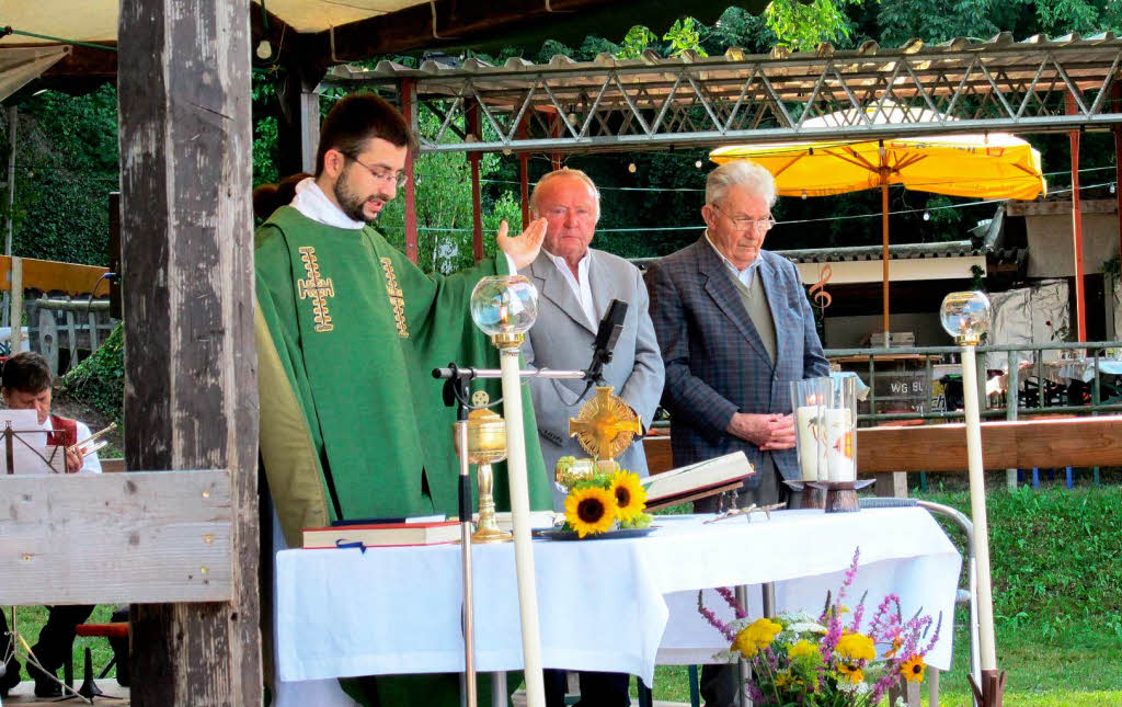 Festgottesdienst mit drei Generationen am Altar: Vkar Christian Erath, Jung-Mesner Friedrich Wildner und Alt-Mesner Josef Gtz
