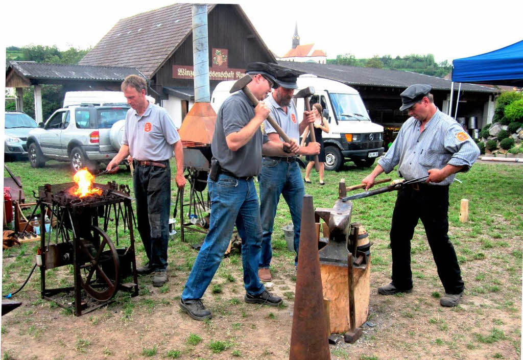 Starke Mnner der Schmiedezunft Emmendingen haten so mansches Eisen im Feuer.