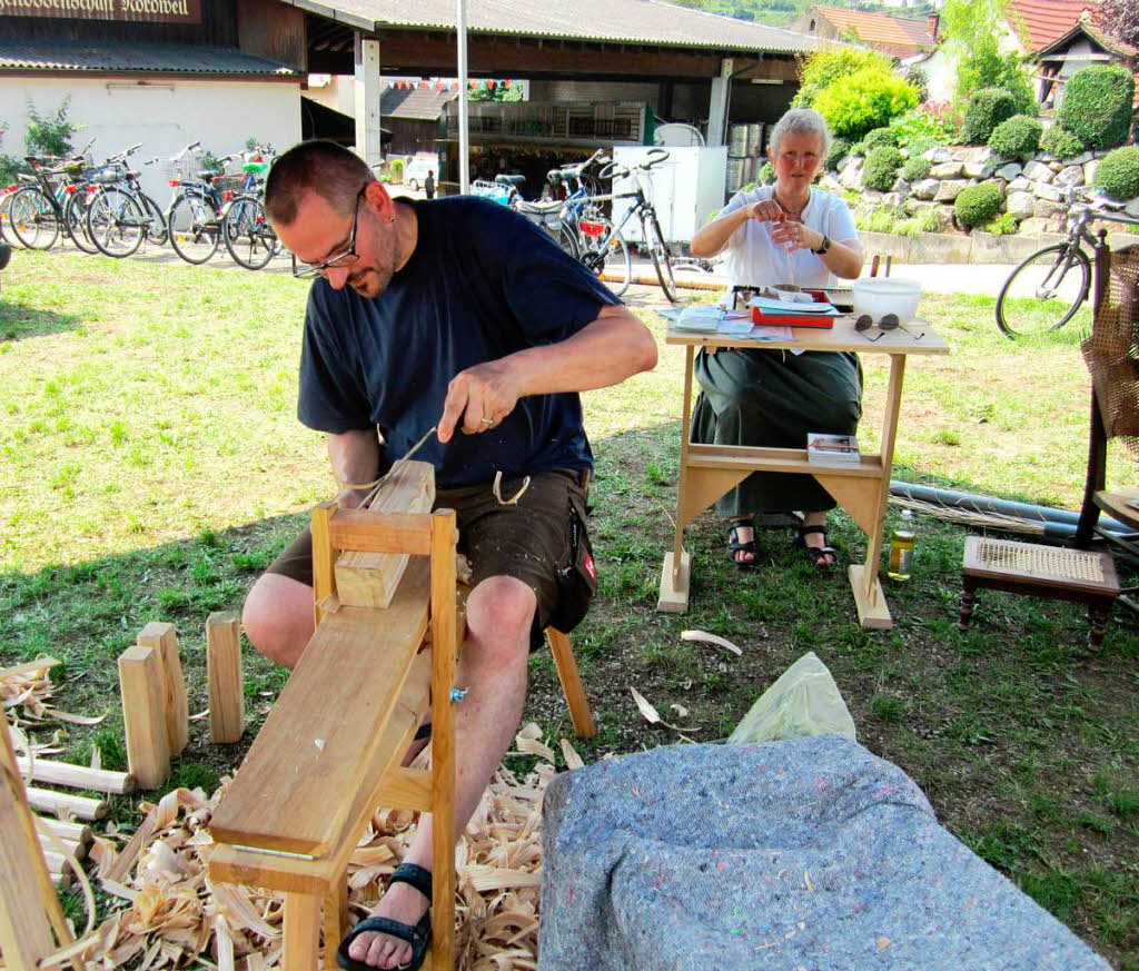 Holzknstler Frank Janson an seinem Schneideesel, seine Frau Gaby beim Stuhlflechten