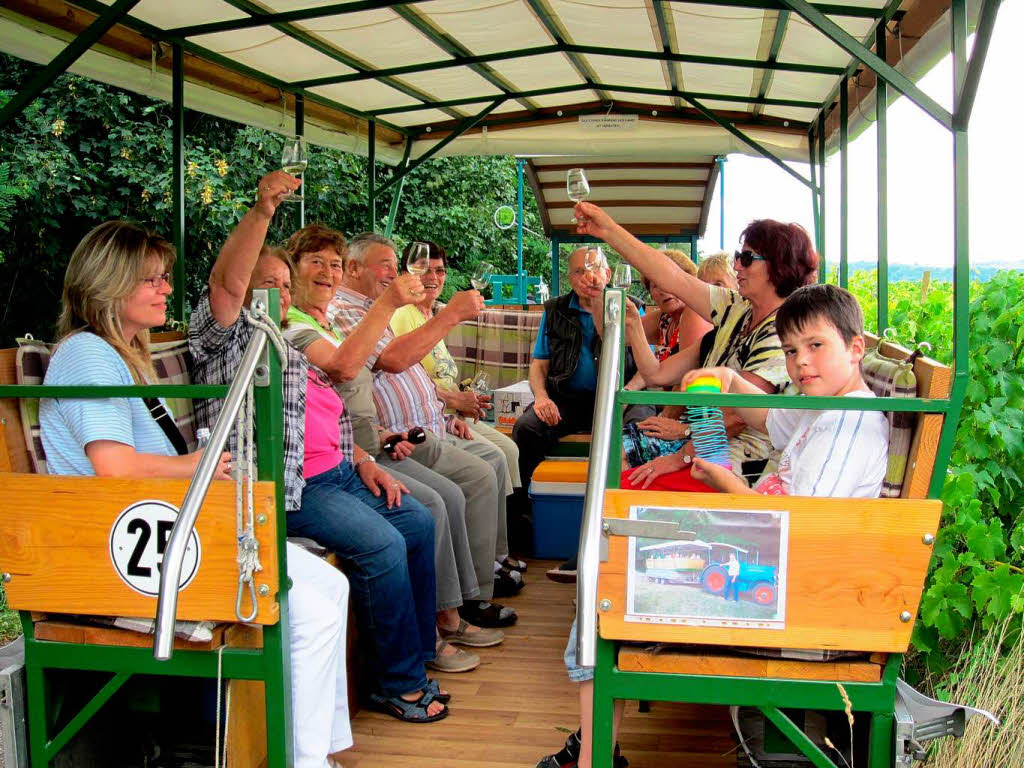 Guten Wein und frhlichen Gesang gab's auf der Rwe-Express-Tour durch die Nordweiler Weinberge.