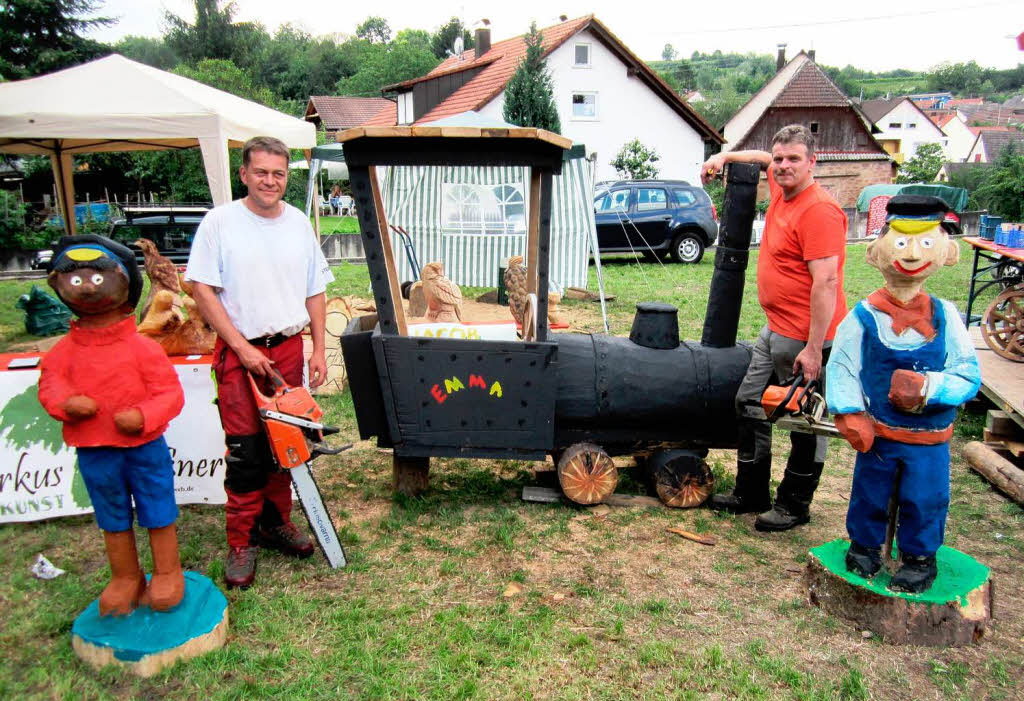 Die Sgeknstler Markus Mner und Jrgen Echle vor ihrem Kunstwerk nach vollendeter Arbeit