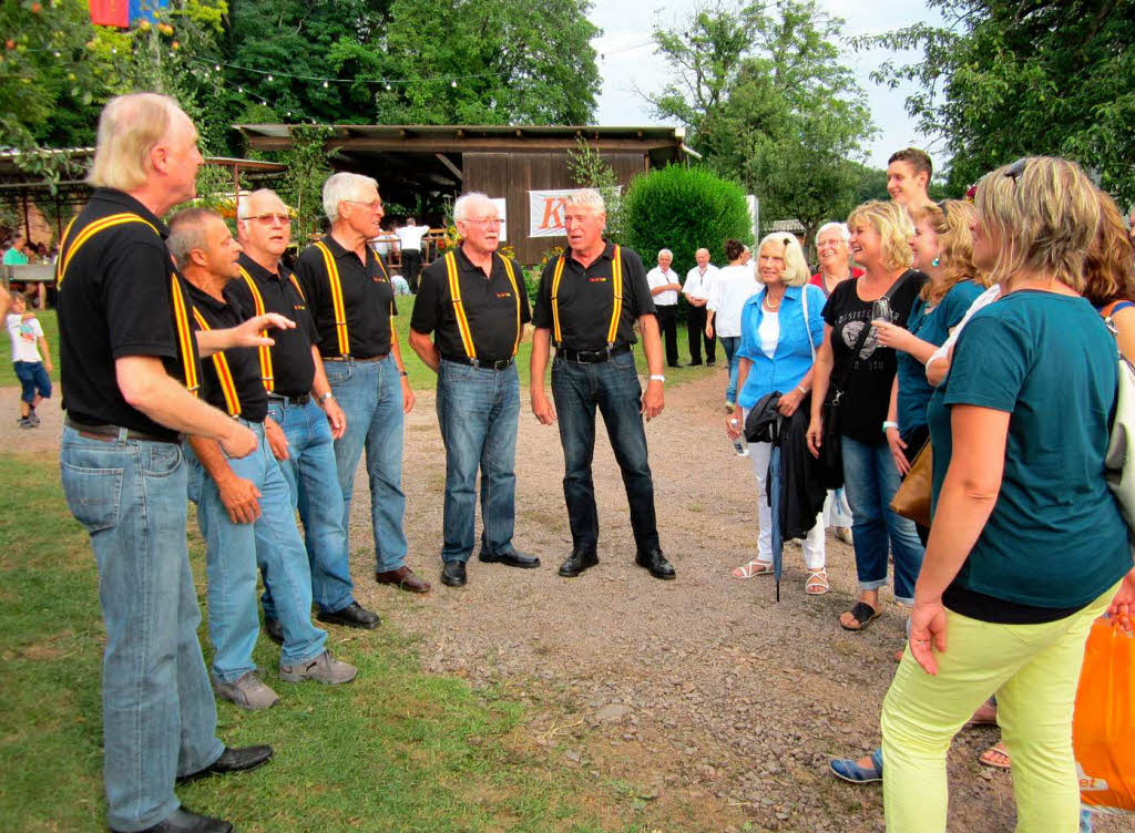 Ein spontanes Stndchen des Chrchens „WaGeWein“ auf der Festwiese