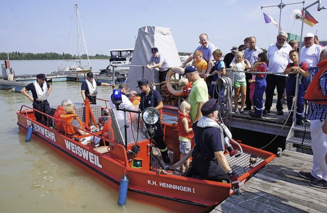 Bootseinweihung in  Weisweil: Die  Feu...sfahrten mit den Gsten auf dem Rhein.  | Foto: Ilona Hge