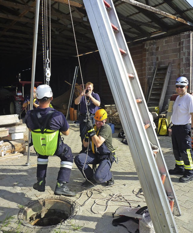 Gut gesichert steigt der Teilnehmer in den Kanal.  | Foto: Feuerwehr