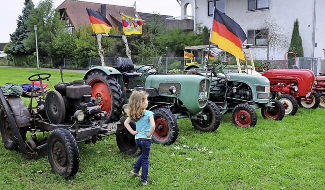 Ganz Jung staunt ber ganz Alt: kurz v...g des ltesten Traktors von Schwanau.   | Foto: wolfgang knstle