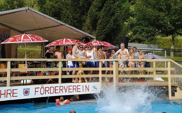 Die Gewinner lieen sich einen spritzi...ften direkt von der Bhne ins Wasser.   | Foto: Rombach