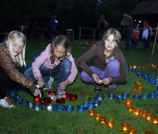 Der Nachwuchs legt Kerzenlichter aus.  | Foto: Heidi Fssel