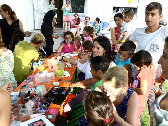 Viele Menschen, viele Kinder: Nicht nu... im und am Flchtlingswohnheim eng zu.  | Foto: Rita Eggstein