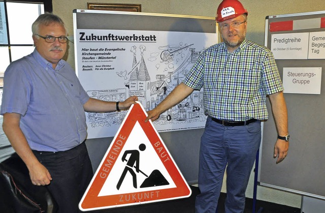 Lars Glauke (mit Bauhelm) und Wolfgang...he Kirchengemeinde Staufen-Mnstertal.  | Foto: Rut