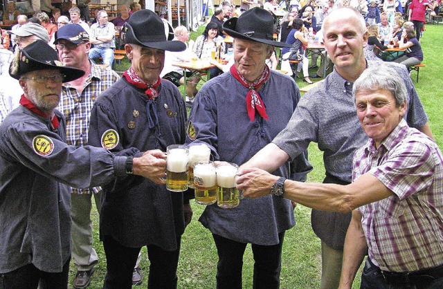 Die Bllerschtzen stoen mit Brgerme...in Hofmann auf ein gelungenes Fest an.  | Foto: Manfred Lange