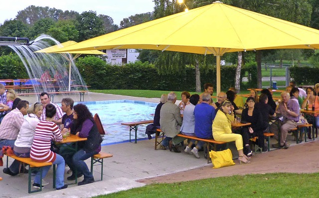 Gemtlich gefeiert wurde beim Schwimmb...t des VfR Ihringen im Kaiserstuhlbad.   | Foto: Christine Weirich