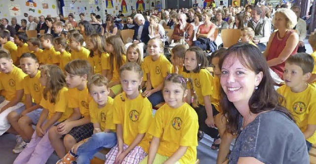 Ganz in Gelb: die Schulchor-Kinder, hier mit ihrer Musiklehrerin Michaela Kipf   | Foto: Anne Freyer