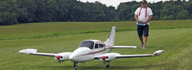Eine zweimotorige Cessna mit einer Spa...rn brachte ein Gastpilot aus Wehr mit.  | Foto: Rita Freidl