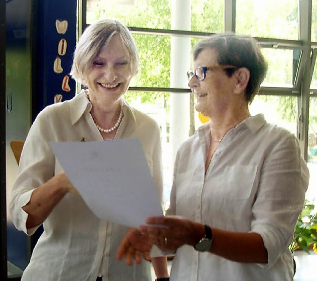 Schulamtsdirektorin Dagmar Huber (rech...Rektorin Ilse Mller in den Ruhestand.  | Foto: Jo Hgg