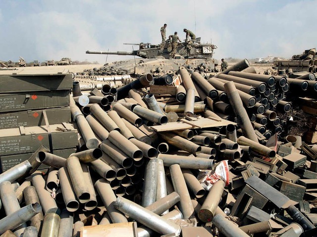sraels  Armee deponiert   Munitionshl...n einem Lager an der Grenze nach Gaza.  | Foto: AFP