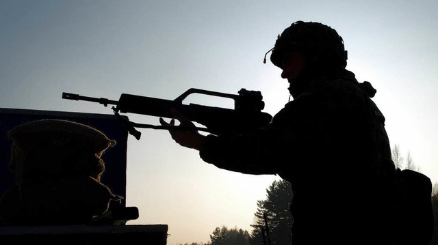 Ein Soldat schiet mit einem Gewehr vom Typ Heckler &amp; Koch G36.  | Foto: dpa