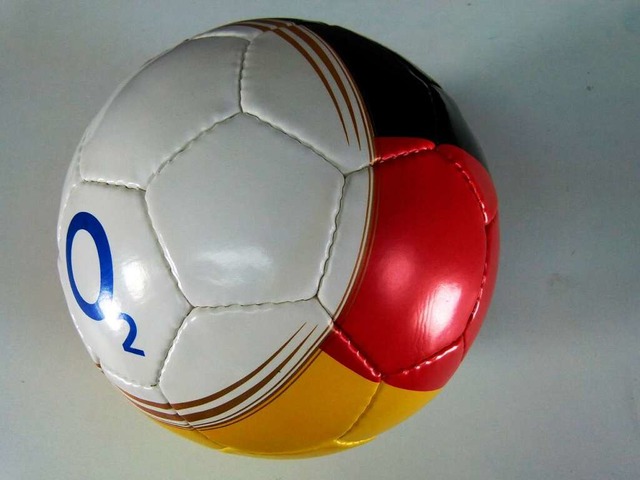 Der WM-Ball von O2, mit dem Armani am ...n Freiburg-Weingarten gefunden worden.  | Foto: Polizei Freiburg