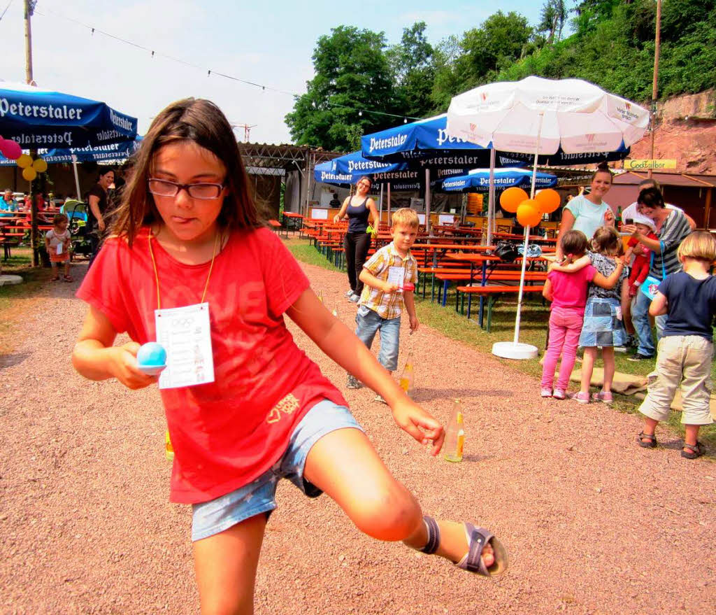 Kinderfest: Viel Geschick war gefragt beim „Eierlauf“ durch den Flaschenparcours.