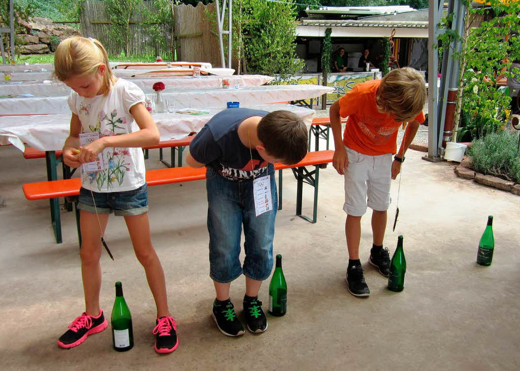 Kinderfest: Ein wahres Geduldsspiel. den „Bambelnden“ Kuli in der Flasche zu versenken.