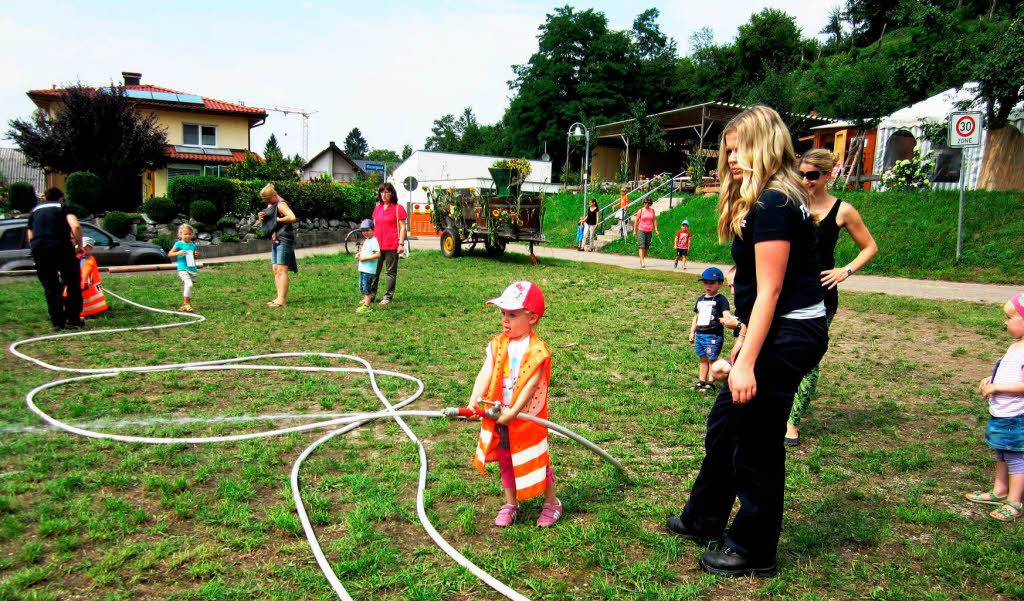 Kinderfest: Frh bt sich, wer einmal ein treffsicherer Feuwehrmann werden will.