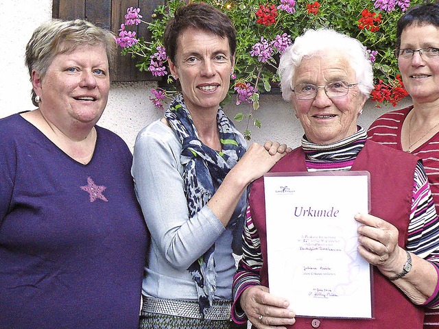 <Text>Christa Helling-Mller (Zweite v...hler (links) zu den Landfrauen.</Text>  | Foto: Ute Aschendorf