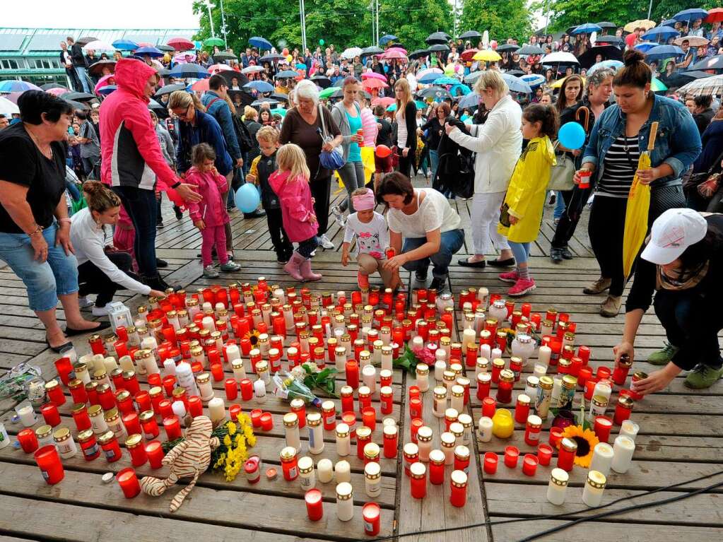 Hunderte Menschen haben sich am Samstag nach der Tat im Seepark versammelt, um des verstorbenen Armani zu gedenken.
