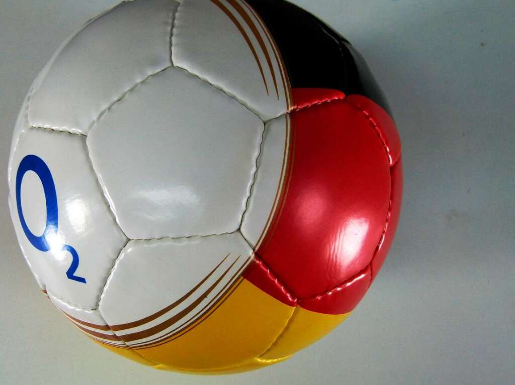 Der WM-Ball von O2, mit dem Armani am Tag seines Verschwindens gekickt hat, ist wohl in Freiburg-Weingarten gefunden worden.