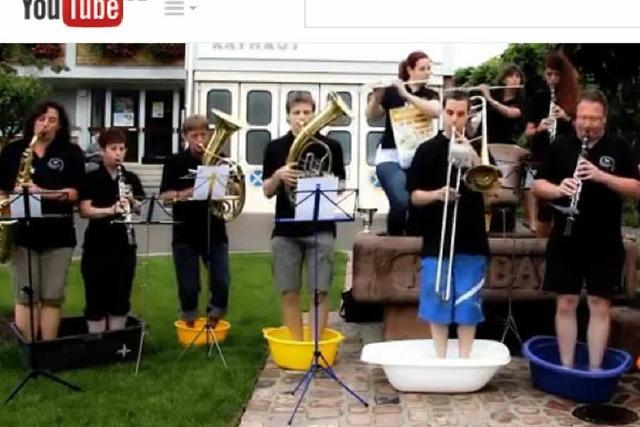 Youtube-Video: Musikverein Kuhbach spielt im Dorfbrunnen