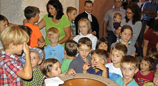 Die Kinder drngten sich beim Tauferin...und bekreuzigten sich mit Taufwasser.   | Foto: Pia Grttinger