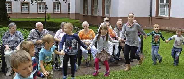 <Text>Kinder des Sprachheilkindergarte...ten Singspiele und Tnze vor. </Text>   | Foto: Liane Schilling