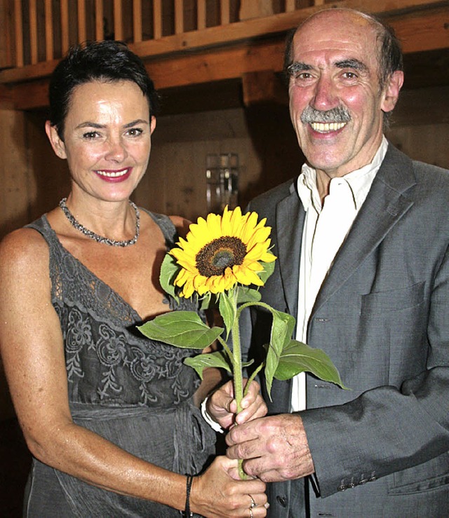 Rektorin  Lanz berreichte  Konrad Hau...n Ruhestand tritt,  eine Sonnenblume.   | Foto: DIETER MAURER