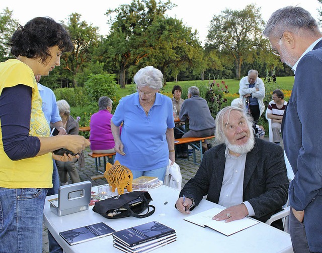 Viele geschichtsinteressierte Zuhrer ...ater Ambros Oschwald&#8220; signieren.  | Foto: Christa Maier