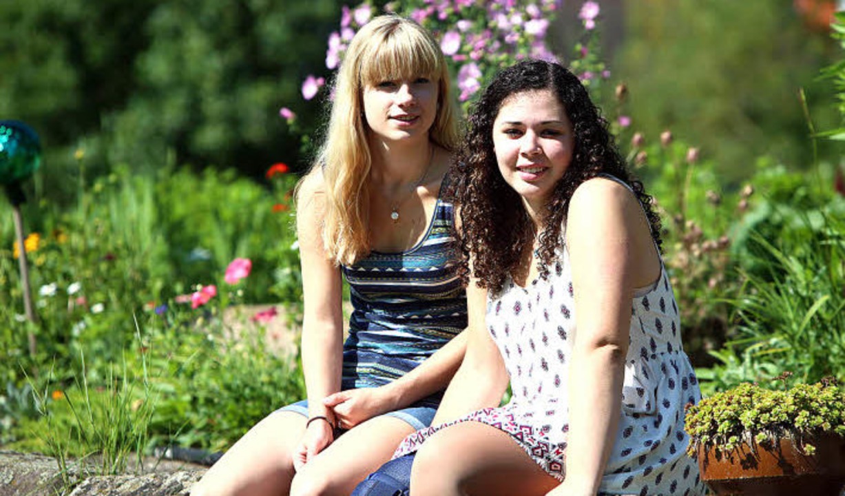 Zwei junge Frauen, ein Engagement: die...nen Stefanie Meier und Samira Norden.   | Foto: christoph breithaupt