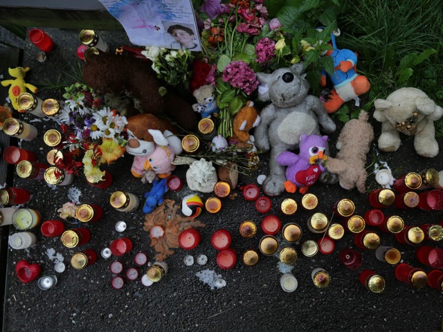 Am Fundort der Leiche haben viele Menschen Kerzen und Kuscheltiere abgelegt.  | Foto: Oliver Huber