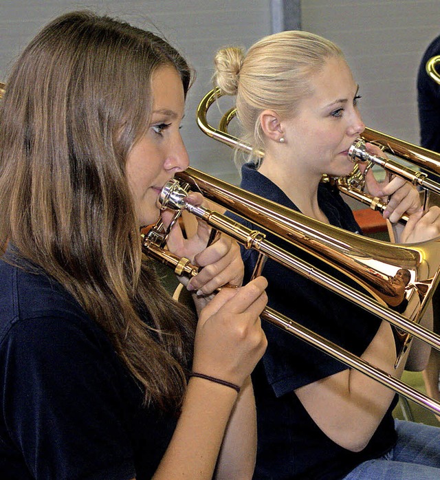 Auch junge Blserinnen begeisterten be... des Musikvereins beim Feuerwehrhaus.   | Foto: Adrian Hofmann