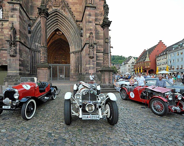 Historische Fahrzeuge vor historischem Gemuer.  | Foto: ADAC SDBADEN
