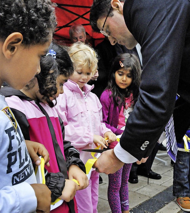 Kinder des lberg-Kindergartens halten...abe der Mhlbachpromenade durchtrennt.  | Foto: Helmut Seller