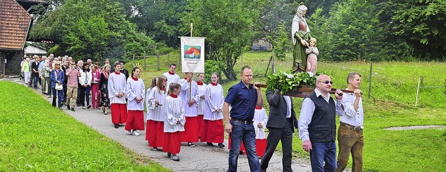 Der Prozessionszug mit den Trgern der Statue der Heiligen Anna.   | Foto: Stefan Pichler