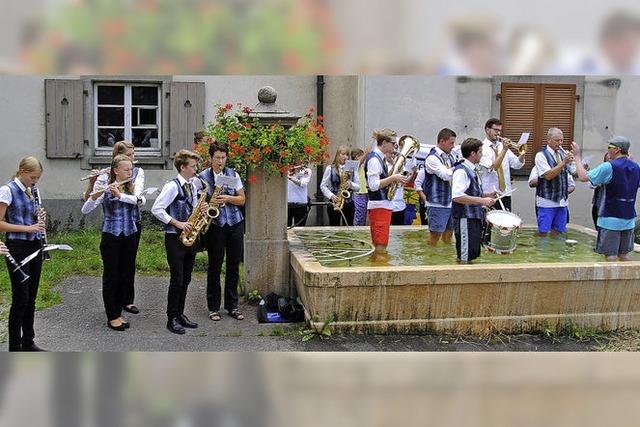 Im Brunnen einen Marsch geblasen